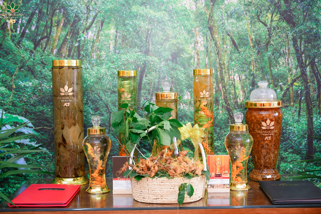 Củ sâm tươi và các bình rượu sâm trưng bày tại showroom là điểm thu hút người dân đến tham quan.