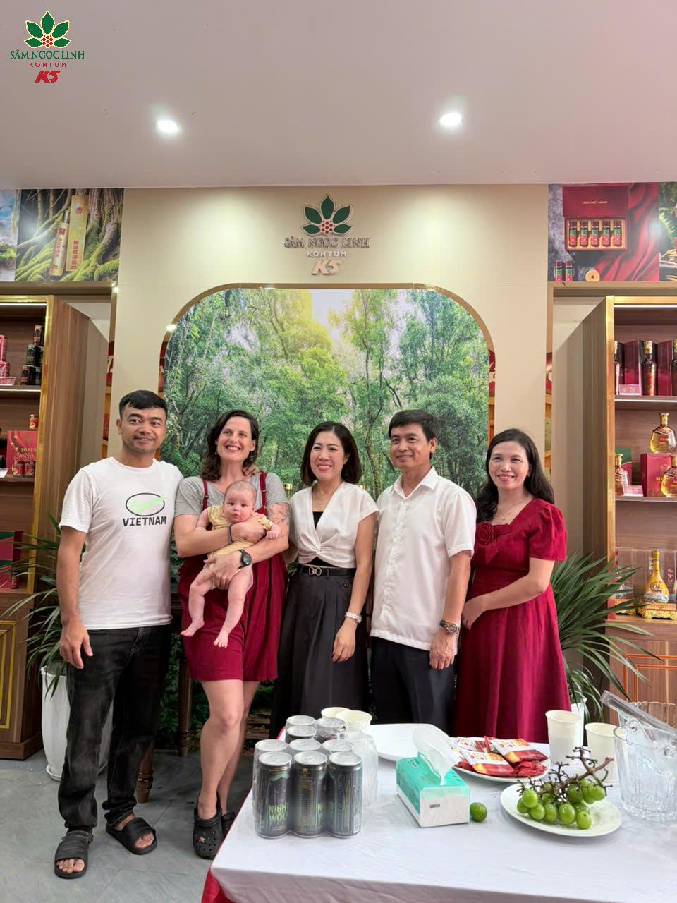 Khách hàng quốc tế ghé thăm showroom.
