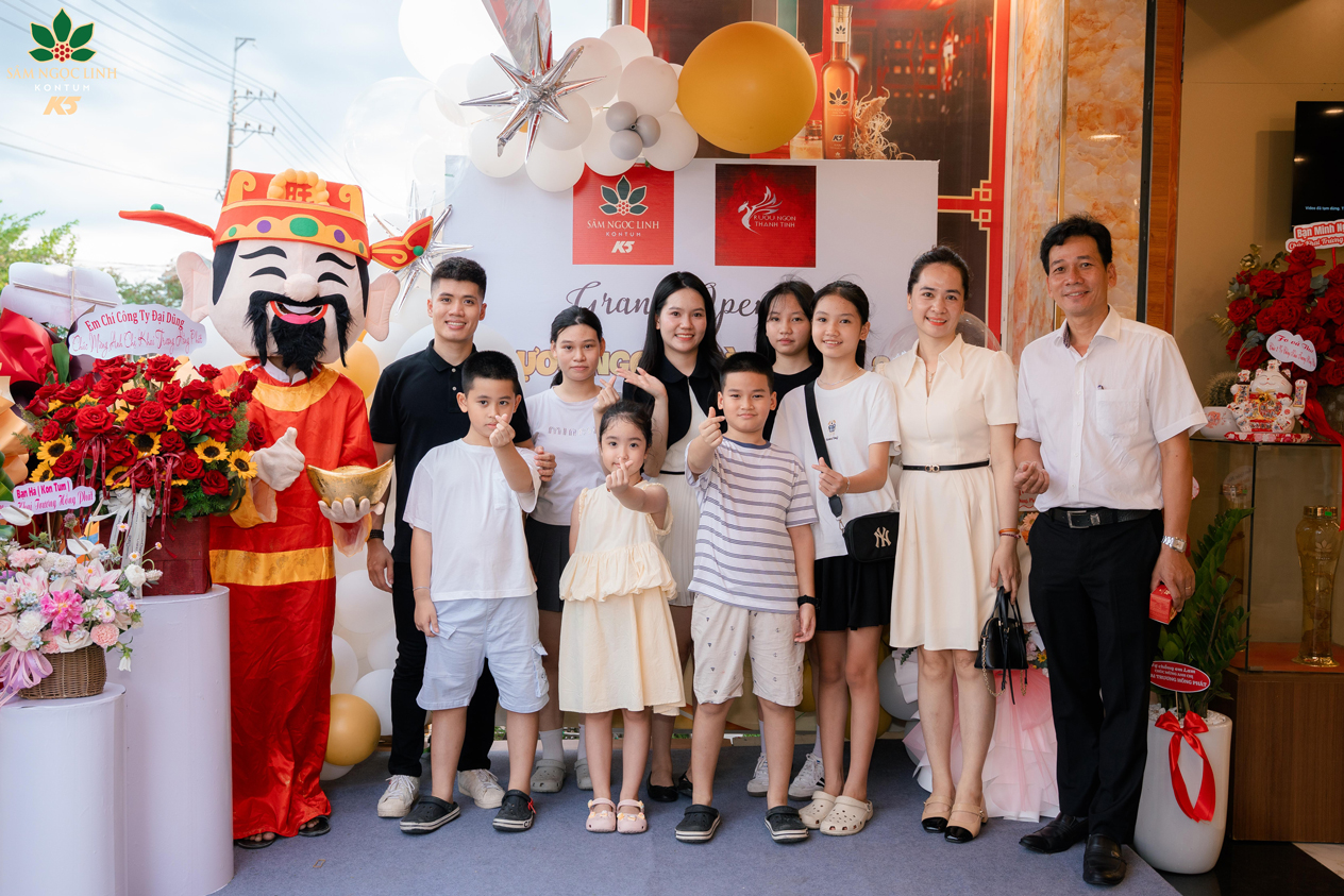 Người dân chụp ảnh check in tại ngày khai trương showroom mới.