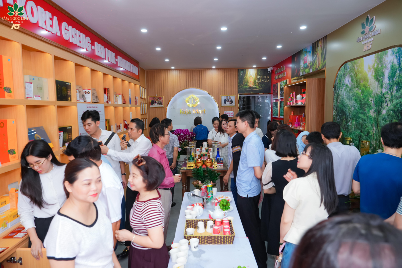 Người dân đến ủng hộ khai trương showroom mới tại Hải Phòng.