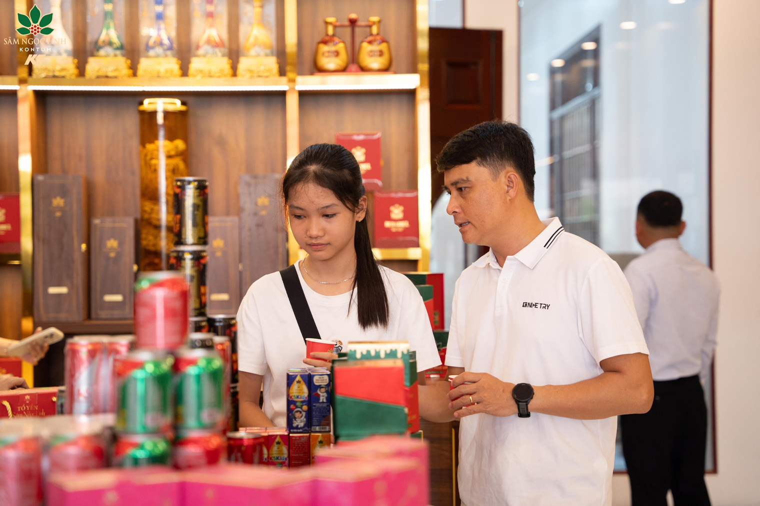 Người dân tìm hiểu các sản phẩm của K5.