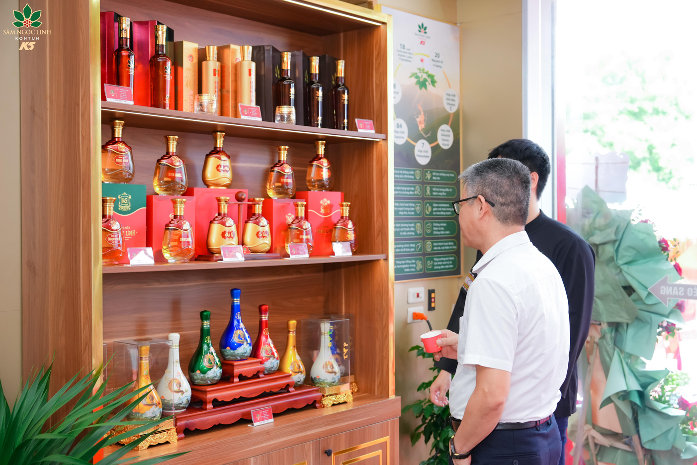 Khách hàng đang tìm hiểu các sản phẩm K5.