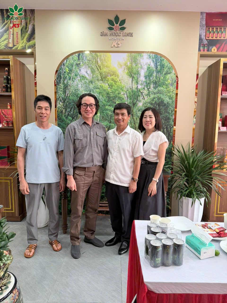 Người dân Hải Phòng đến tham dự ngày khai trương showroom.