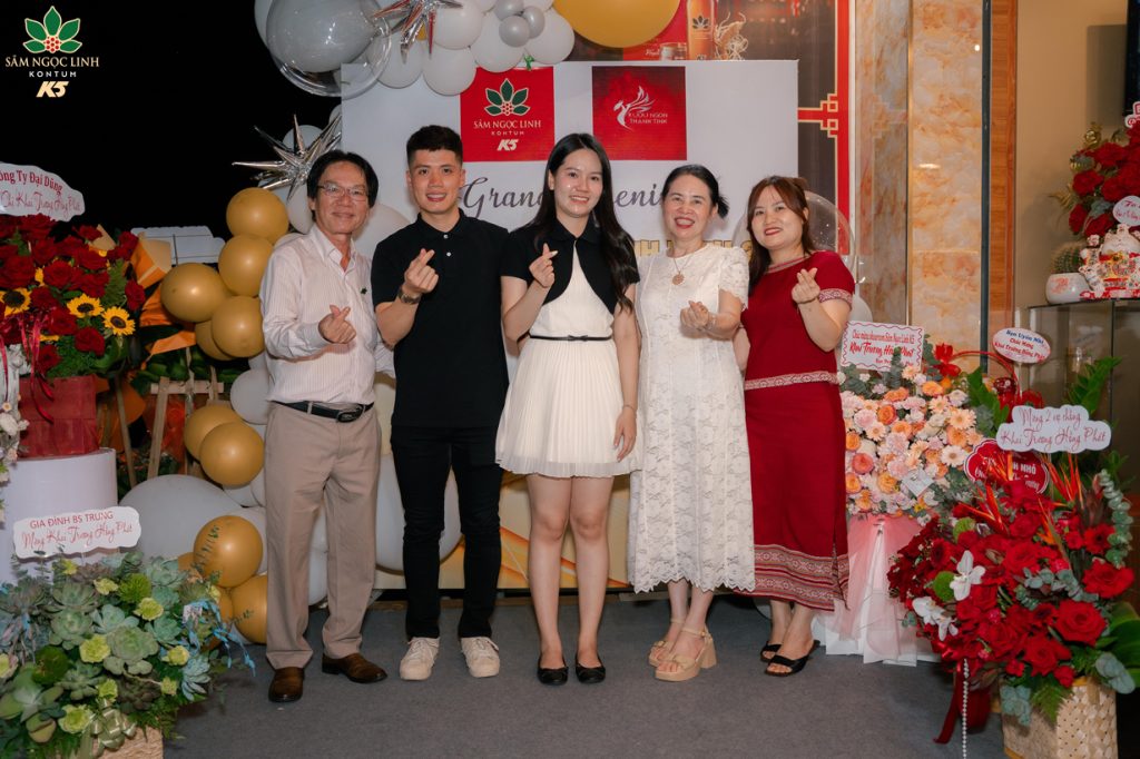 Nhân viên K5 chụp ảnh check in tại ngày khai trương.