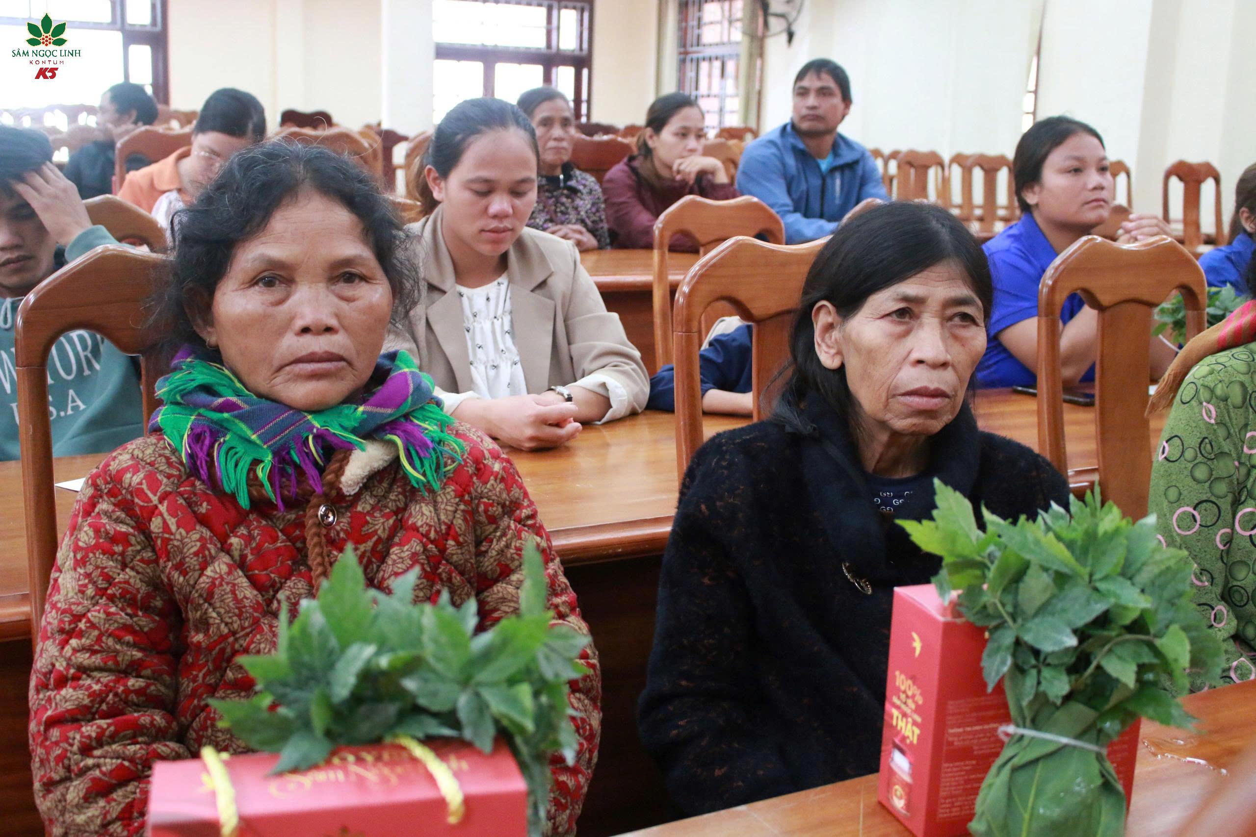 Bà con nhận sâm giống và quà tại chương trình tri ân 27.7.