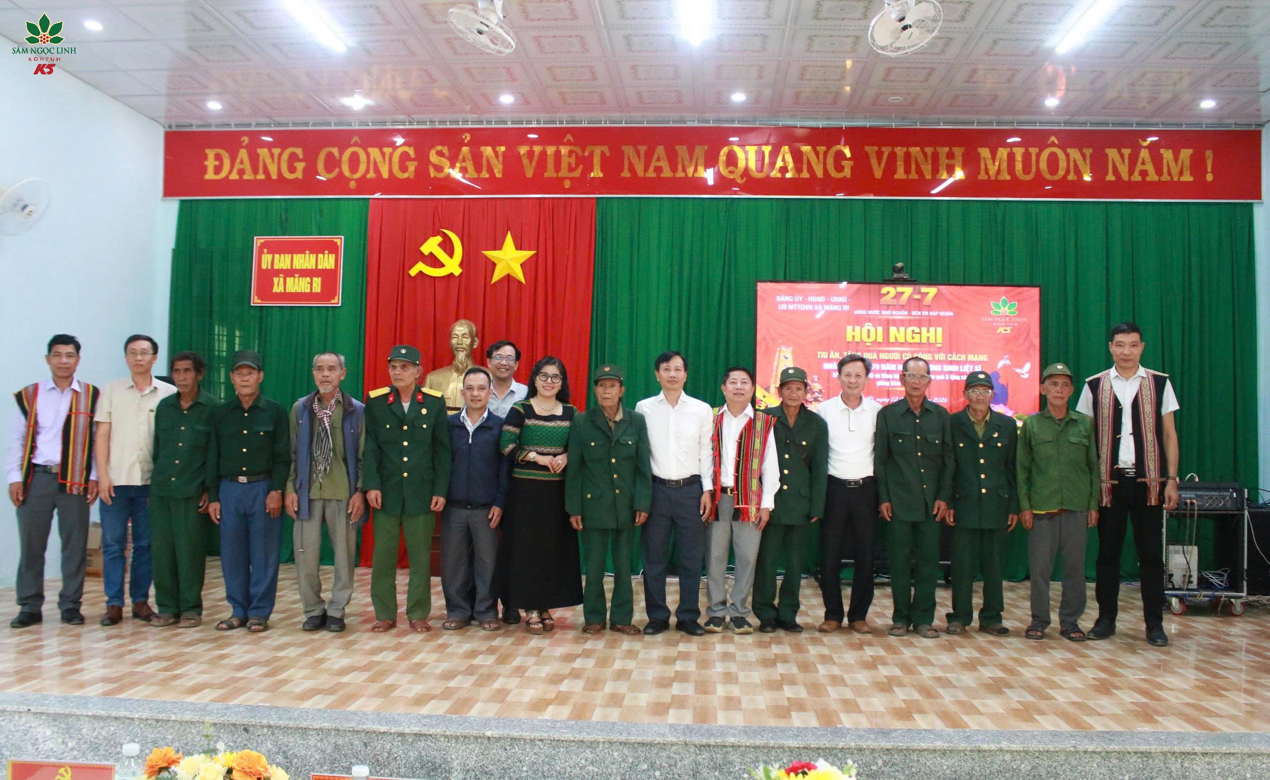 Đại diện K5 chụp ảnh lưu niệm cùng các bác có công với cách mạng.