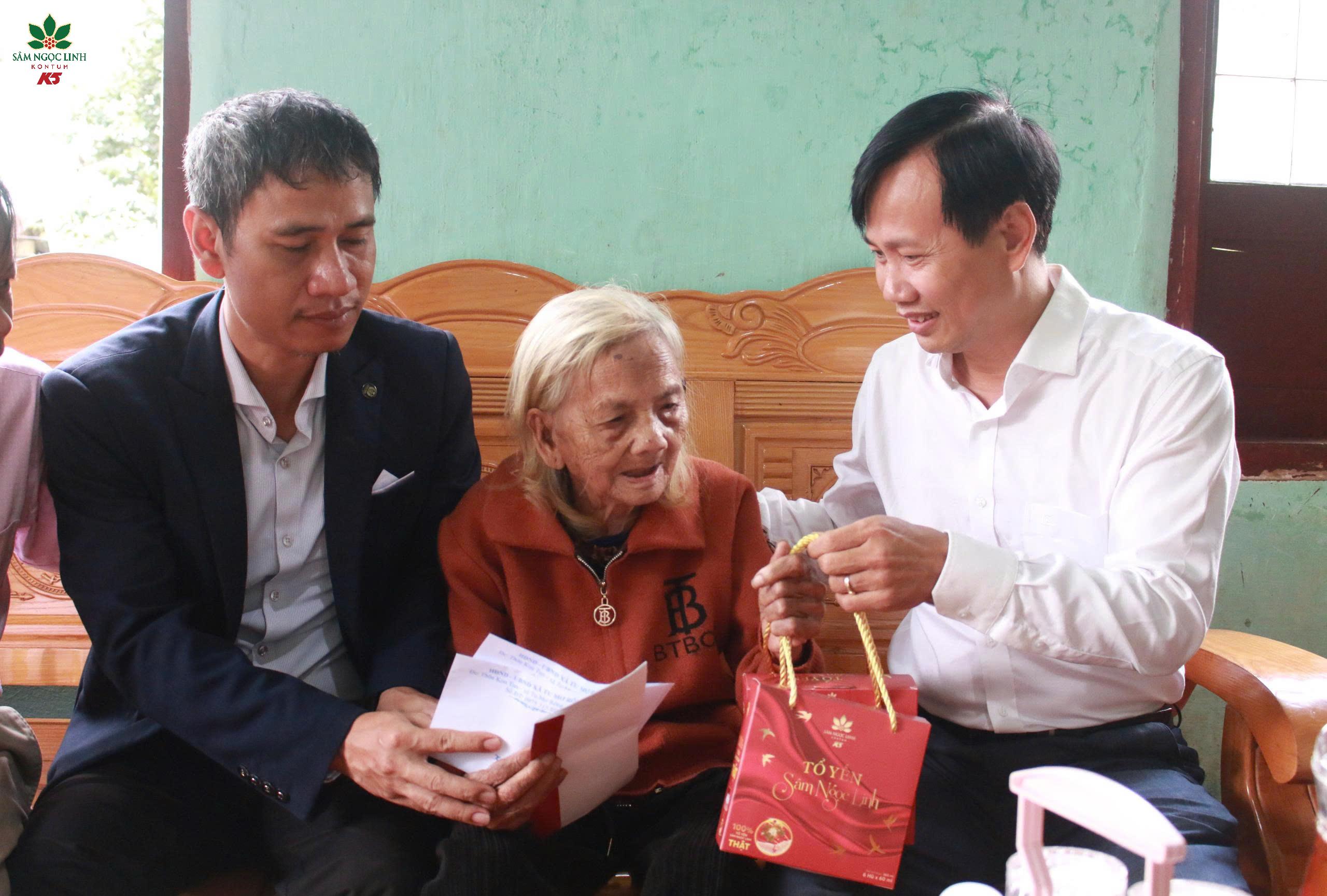 Đại diện K5 trao tặng quà cho Mẹ Việt Nam Anh Hùng Y Tría.