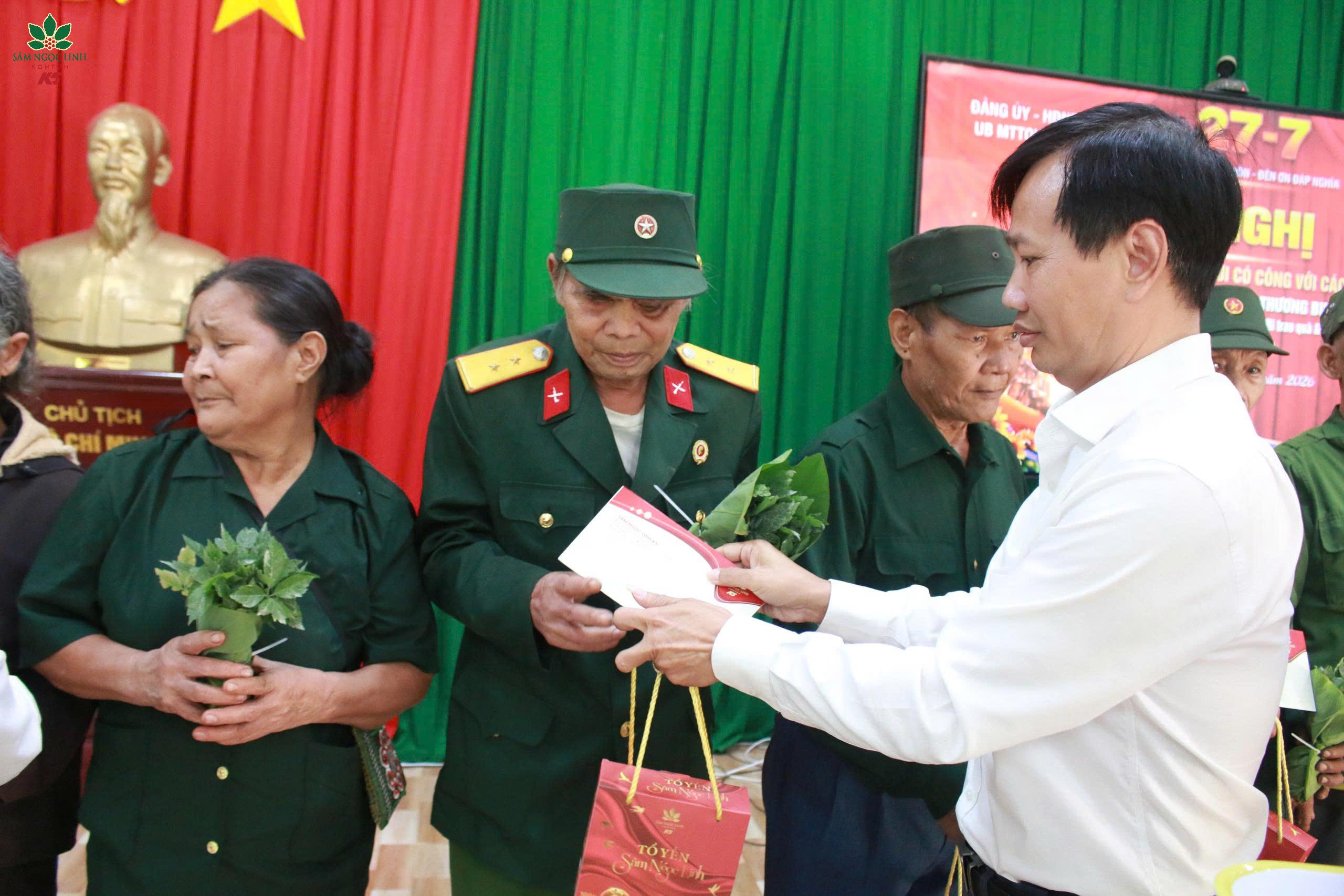 Đại diện K5 tặng những món quà ý nghĩa dành cho người có công.