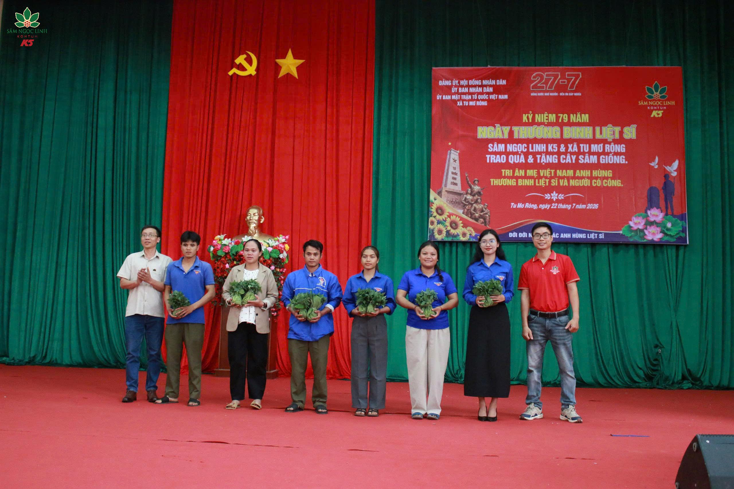 Đại diện K5 tặng sâm giống cho Đoàn viên Thanh niên.