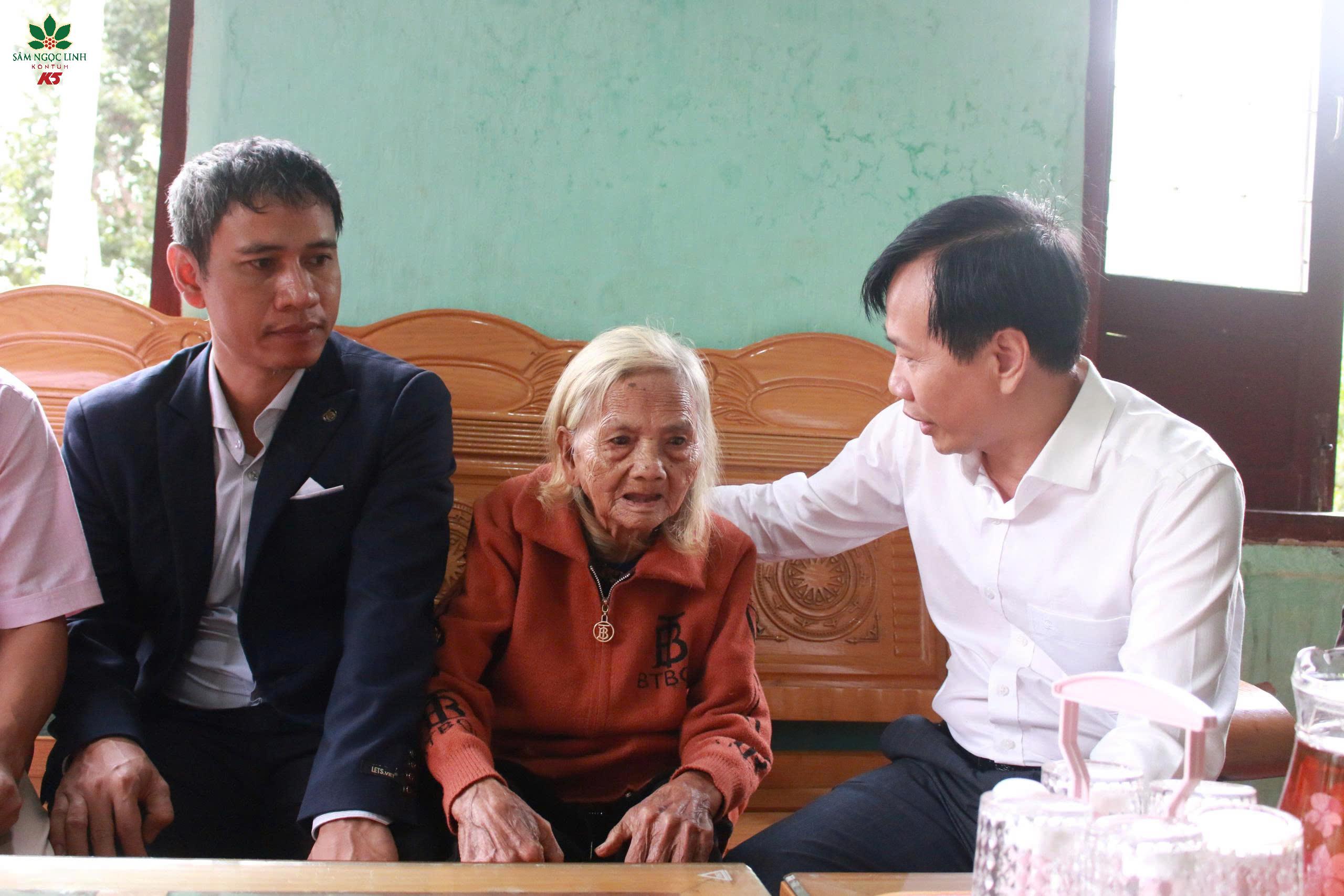 Đại diện K5 thăm hỏi Mẹ Việt Nam Anh Hùng Y Tría.