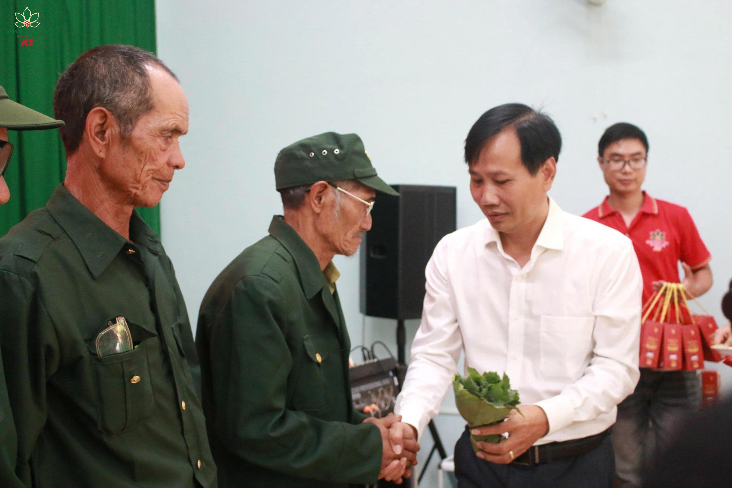 Đại diện K5 trao tặng sâm giống cho người có công.