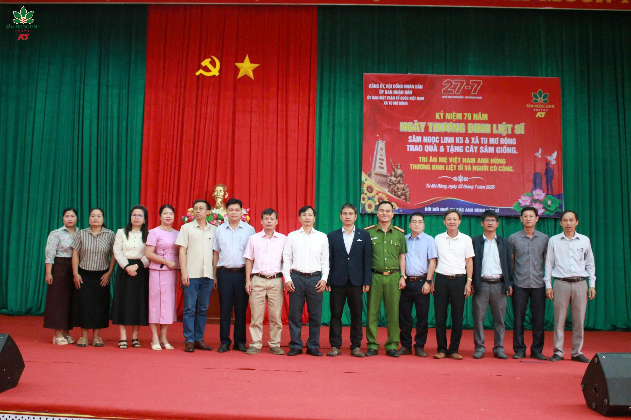 Đại diện K5 và các lãnh đạo địa phương chụp ảnh lưu niệm tại chương trình.