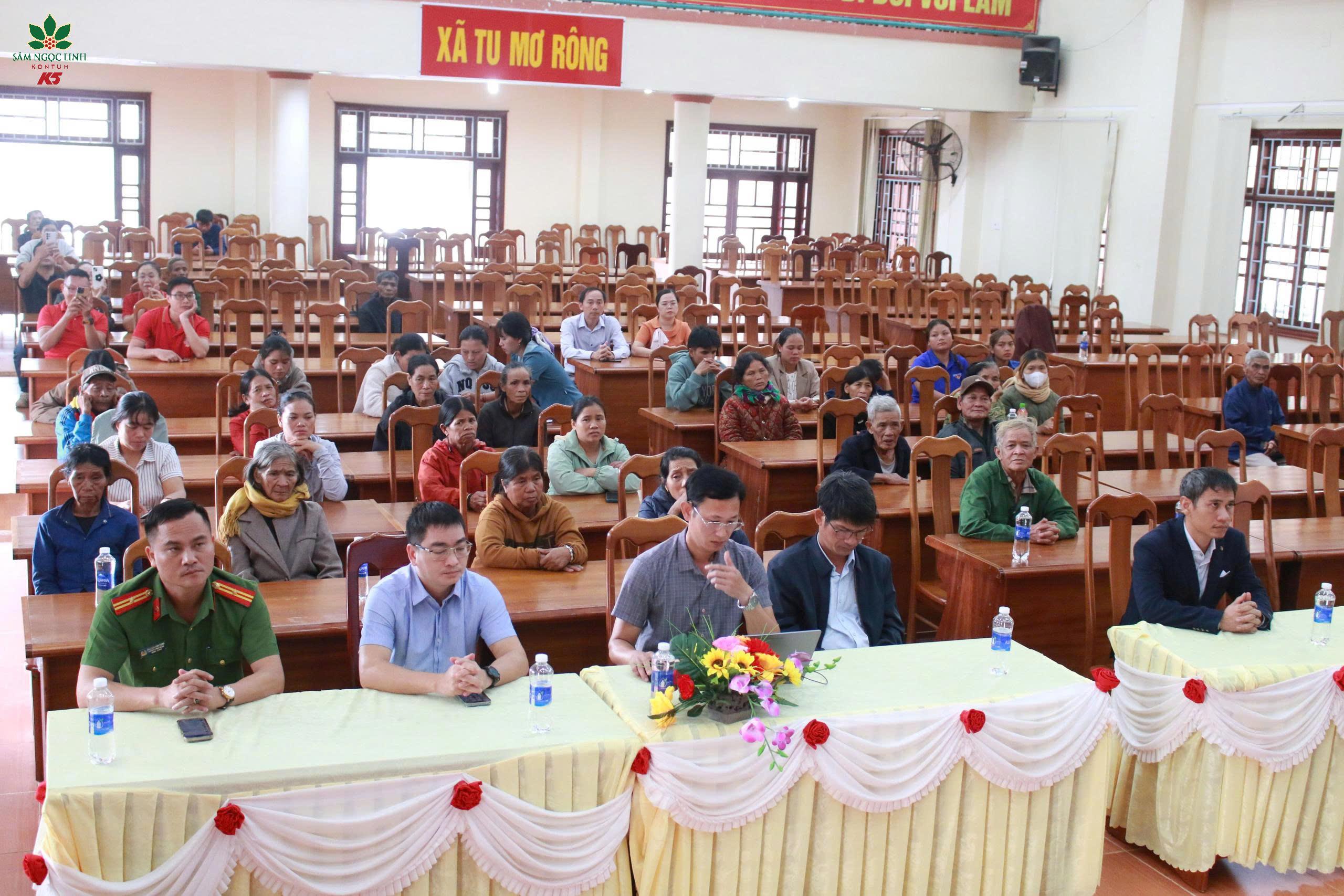 Khung cảnh hội trường chương trình tri ân "Trao sinh kế, vun bồi tương lai".
