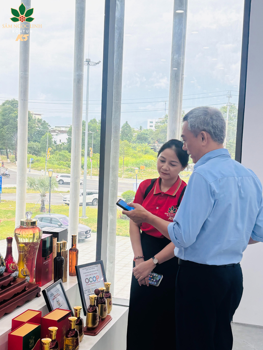 Gian hàng Sâm Ngọc Linh K5 thu hút đông đảo khách hàng và đối tác ghé thăm.