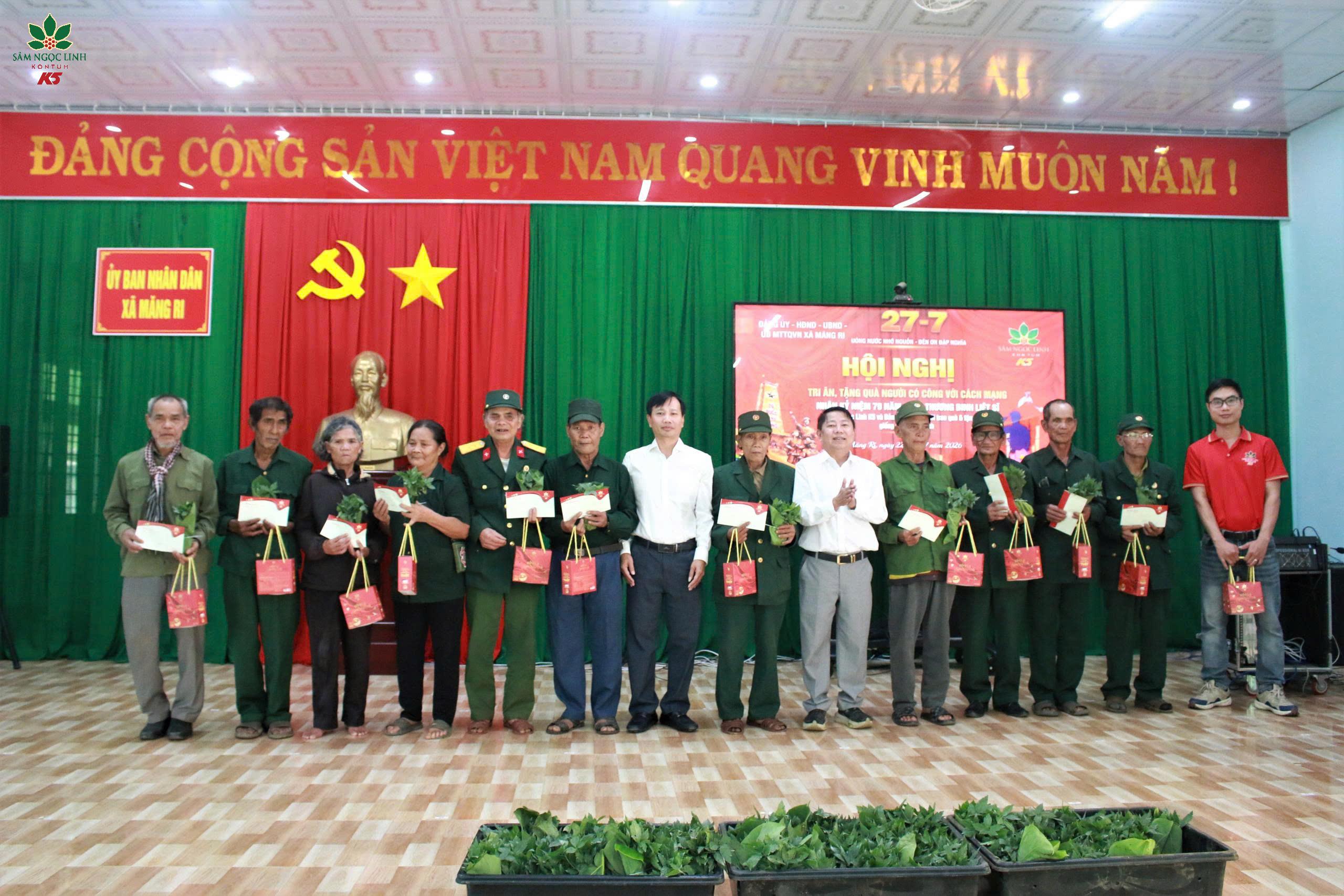 Sâm Ngọc Linh K5 trao tặng quà và sâm giống cho người có công với cách mạng.