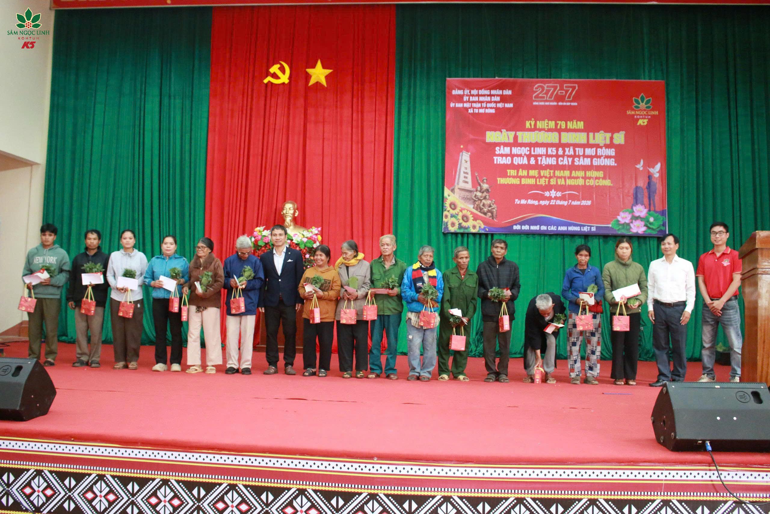 Đại diện Sâm Ngọc Linh K5 trao quà cùng cây sâm giống cho các hộ gia đình chính sách.