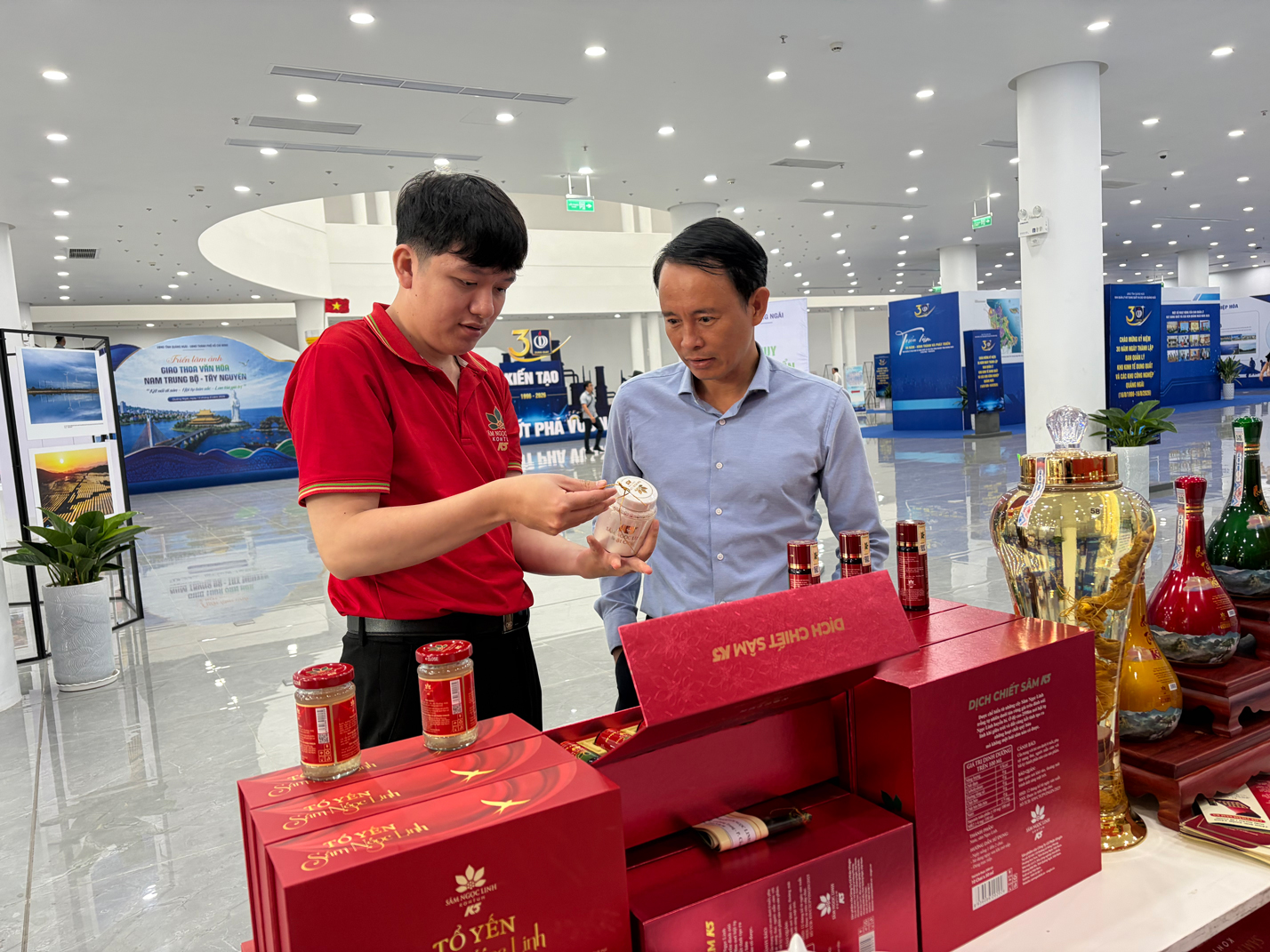 Khách hàng tìm hiểu sản phẩm Sâm Ngọc Linh ngâm mật ong.