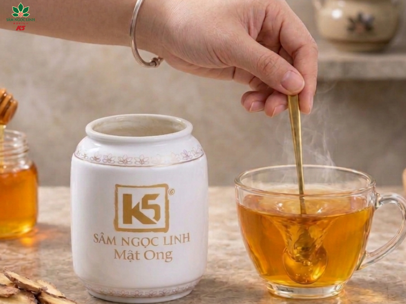 Khuấy đều sâm mật với nước ấm.