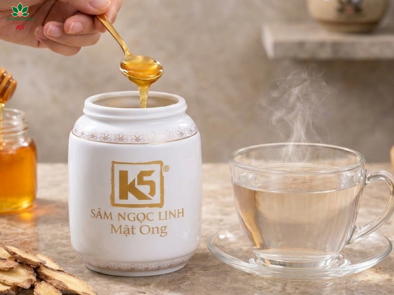 Múc khoảng 1-2 muỗng sâm mật.